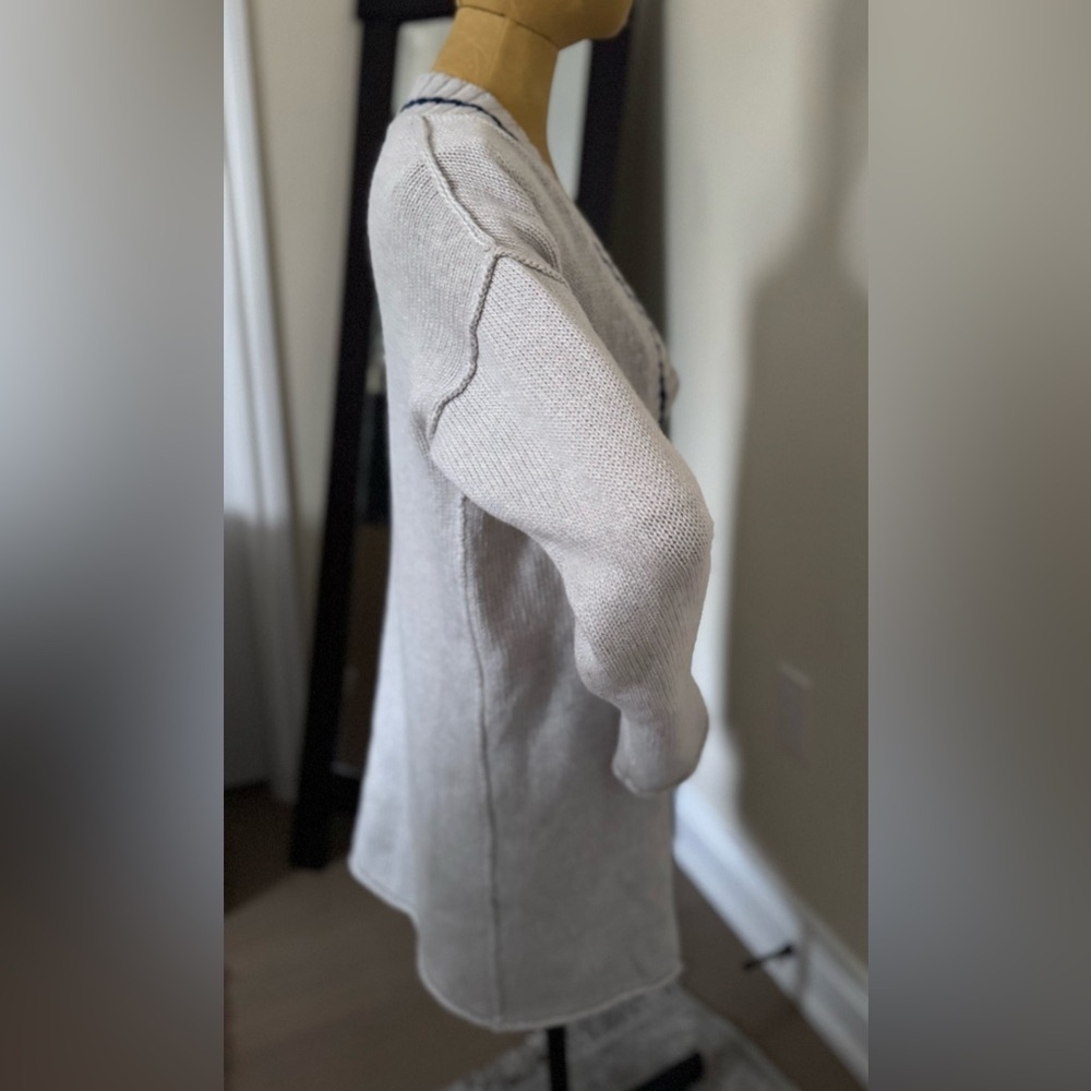 ARITZIA WILFRED 100% Merino Wool Light Grey V-Neck Sweater with Navy Trim (XS) - Picture 2 of 7